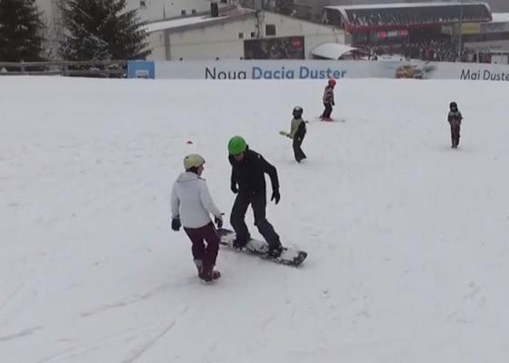 Prima lecţie de snowboard pentru Daniel Osmanovici, în magazin