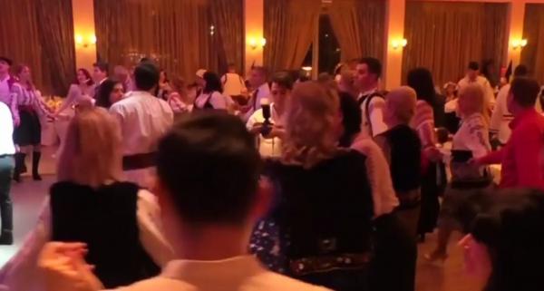 Balul Portului Popular Românesc, la Ghimbav. Sute de localnici au îmbrăcat straie de sărbătoare