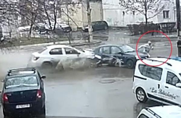 Un şofer beat a spulberat o maşină parcată, la Iaşi, fiind aproape să omoare doi oameni