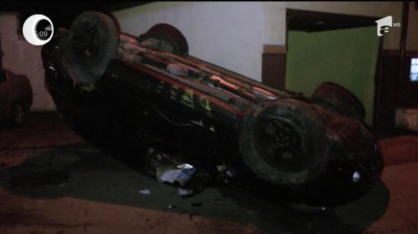 Plimbare romantică, încheiată la spitalul din Reşiţa. Doi tineri au scăpat ca prin minune după ce maşina lor s-a răsturnat