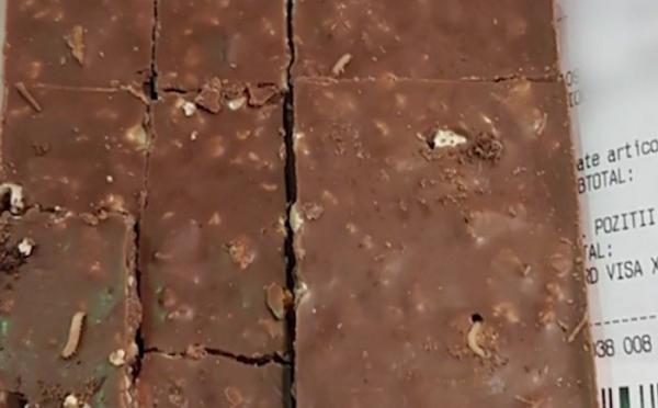 O cicolată bio dintr-un hypermarchet constănţean era plină de viermi. Magazinul a fost drastic amendat şi în 2017