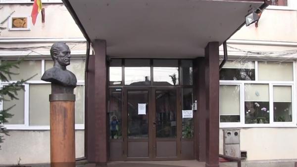 Scandal la o şcoală din Baia Mare. Părinţii acuză că li se cer bani cu nemiluita