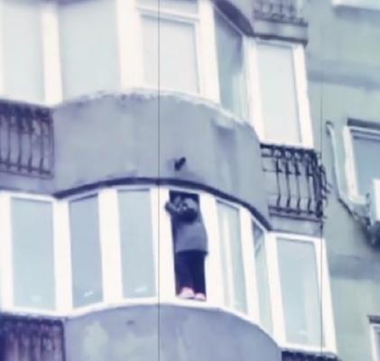 Pompierii au reuşit imposibilul şi au salvat o tânără care ameninţa că se aruncă de la peste 20 de metri înălţime