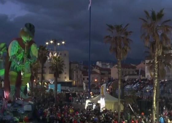 Carnavale inedite în Italia și Portugalia. Zeci de mii de petrecăreţi iau parte