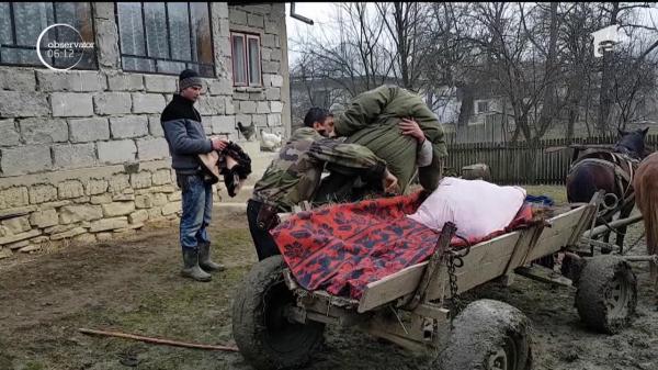 Situaţie dramatică pentru un bătrân din Dâmboviţa, dus săptămânal cu căruţa la spital