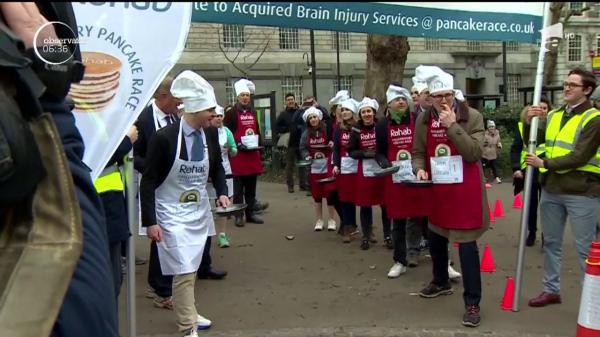 Două echipe de jurnalişti şi parlamentari britanici s-au luat la întrecere în cursa "clătitelor"