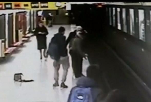 Imagini dramatice filmate la metrou. Un băieţel de doi ani a fugit de lângă mama lui şi a căzut pe şinele de tren!