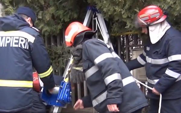 Câine scos din fântână de pompieri! Unul dintre salvatori a coborât în fântână după animal