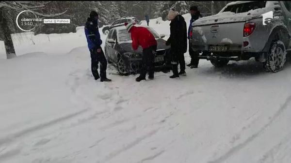 Drifturi pe zăpadă, în parcarea unui supermarket din Iaşi (Video)