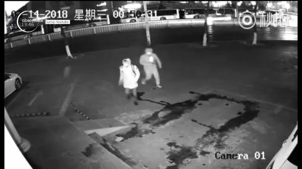 Spargere ratată de doi hoţi în Shanghai. Unul dintre ei şi-a lovit colegul cu o cărămidă în cap (Video)