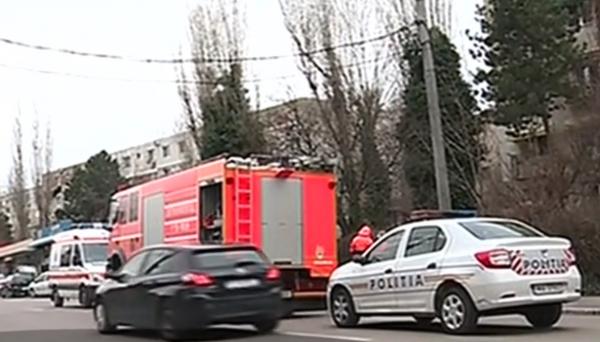 Copil de 5 ani din Constanţa, la un pas să cadă de la balcon după ce a fost lăsat singur acasă