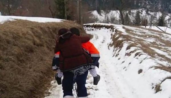 Zeci de localităţi au rămas pierdute în zăpadă, după ninsorile căzute