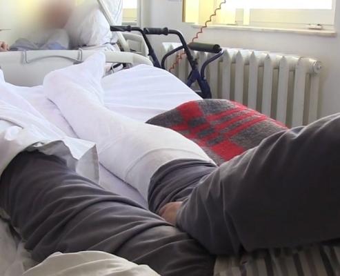 Daune de 10 mii de lei pentru un pensionar din Iaşi, după ce s-a ales cu mâna ruptă în fața farmaciei!