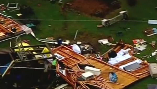 Ravagii după o tornadă, în Pennsylvania. Acoperişurile caselor au fost smulse de vânt