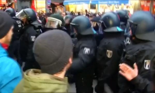 Violenţe pe străzile Berlinului. Sute de protestatari contra refugiaţi s-au bătut cu forţele de ordine (Video)