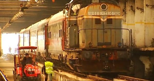 Dezastrul de la CFR Călători prinde viteză. Geamuri sparte, locomotive vechi de 50 de ani, garnituri ruginite şi scaune rupte