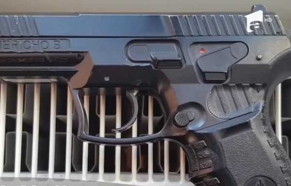 Caz fără precedent în România! Un elev din Arad a venit la liceu înarmat cu un pistol