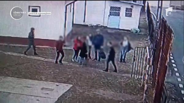 Adolescentul care a bătut un coleg în curtea unei şcoli din Prahova a fost reţinut
