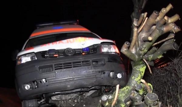 O ambulanță din Bistrița s-a izbit de un copac, pe o șosea din Dej