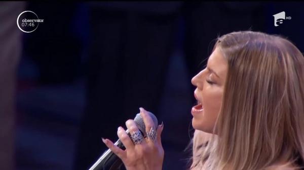 Cântăreaţa Fergie s-a făcut de râs la un prestigios meci de baschet! Jucătorii au izbucnit în râs (Video)