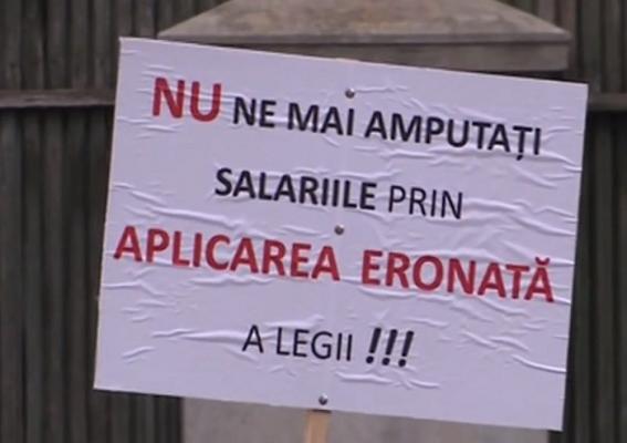 Profesorii au ieşit în stradă, din cauza tăierilor de salarii