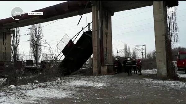 Pasarelă de 10 tone, prăbușită peste calea ferată din Gara de Vest din Ploiești