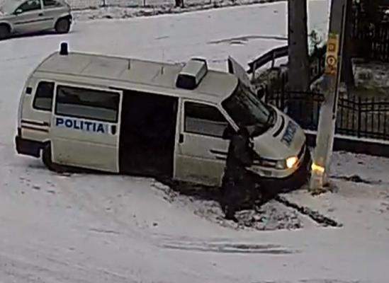 Un tată a murit strivit sub duba poliţiştilor, care a derapat pe un drum cu gheaţă şi zăpadă, din Argeş!