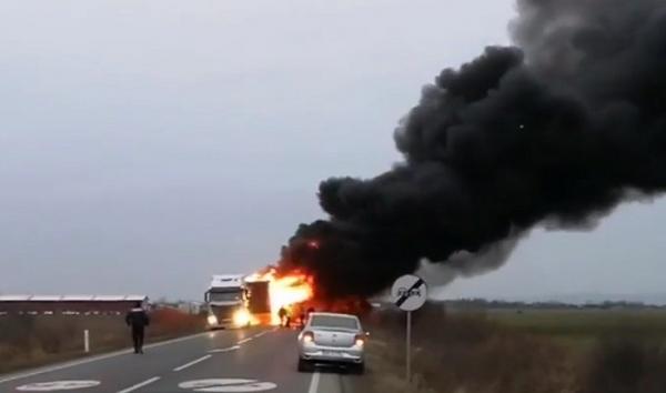 Un autotren care ducea colete în Spania a luat foc, în mers, în Satu Mare