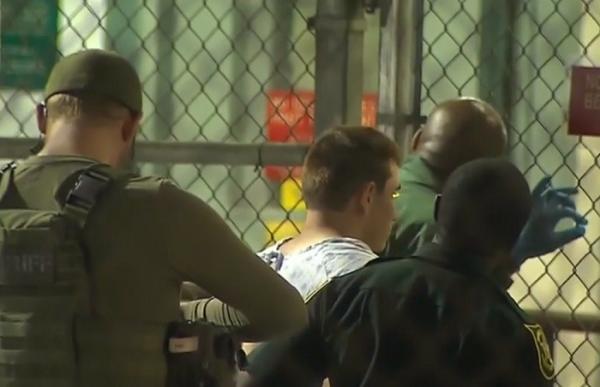 Polițist demis după masacrul de la liceul din Florida. Agentul se afla în clădire la momentul atacului, dar nu a intervenit