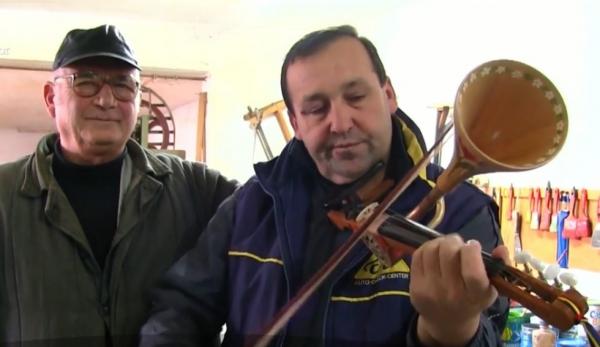 Un meşter din Beiuş se luptă să ducă mai departe tradiţia viorilor cu goarnă