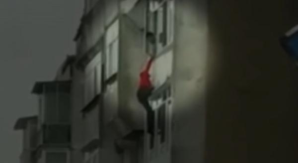 Cine e individul filmat când şi-a aruncat tatăl de la etajul 3 al unui bloc din Neamţ