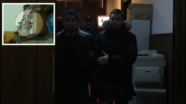Primele imagini cu tânărul care şi-a aruncat tatăl de la etajul 3 al unui bloc din Roman. Cum l-au recunoscut poliţiştii