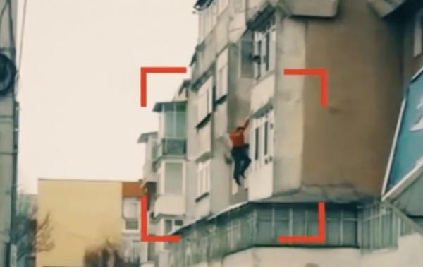 Tânărul care și-a împins tatăl de la balcon, la Roman, și-a recunoscut fapta şi e acuzat de tentativă de omor