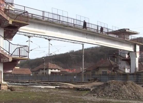 Sute de pasarele mâncate de rugină, pericol pentru pasageri