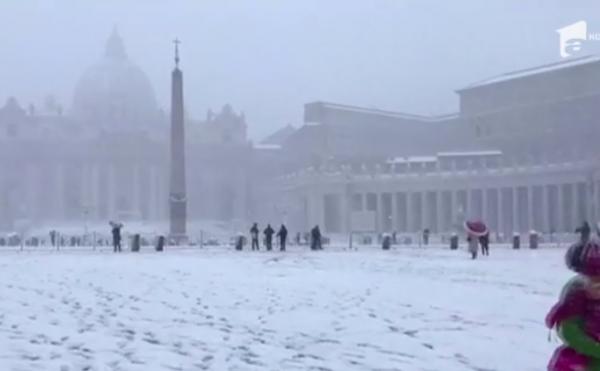 Bătaie cu bulgări de zăpadă între preoți, la Vatican