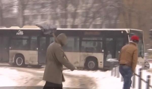 Cât costă să-ţi scoţi maşina din nămeţi, în Bucureşti. Un experiment Observator
