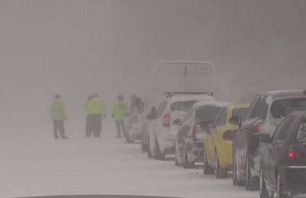 Autostrada Soarelui e închisă de 48 de ore, în sudul ţării zeci de drumuri sunt impracticabile