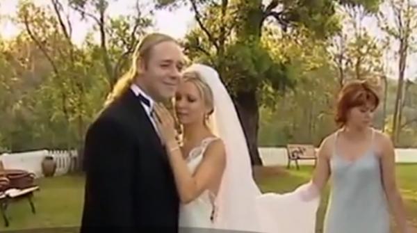 Russel Crowe strânge bani pentru divorț