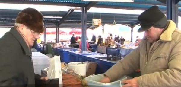 Gerul a golit piețele din Târgu Mureş. Câţiva comercianţi au rezistat temperaturilor scăzute