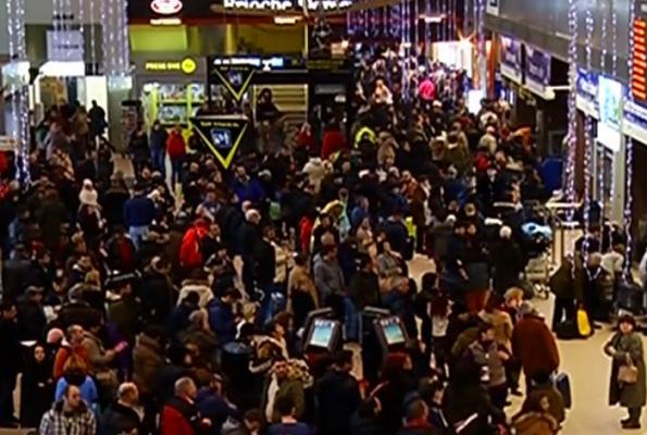 Experienţă neplăcută pentru zeci de români, pe aeroporul din Larnaca. A durat 6 ore până să se îmbarce în zborul către casă