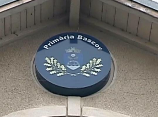 Angajaţii unei primării din Argeş, în frunte cu edilul, au trimis mesaje de 60.000 de lei