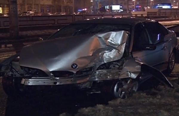 Accident azi-noapte în Capitală după ce o maşină s-a izbit în plin de un stâlp de iluminat, aproape de Piaţa Muncii