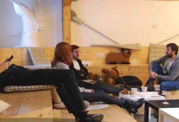 Cine n-are colegi de muncă, plăteşte pentru ei. Şi îi alege aşa cum îi doreşte. Reportaj în huburile din Bucureşti