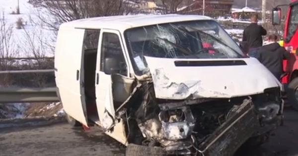 Accident grav în Bistriţa-Năsăud. Şase victime, după un impact devastator între un microbuz şi o maşină