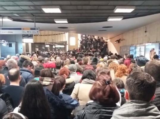 Haos la metrou. Zeci de mii de bucureşteni au fost blocaţi în staţii, la o oră de vârf