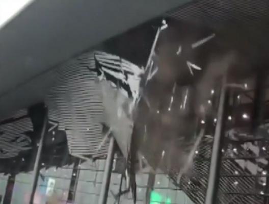 Furtună violentă în China. O parte din acoperişul unui aeroport a fost smuls din temelii