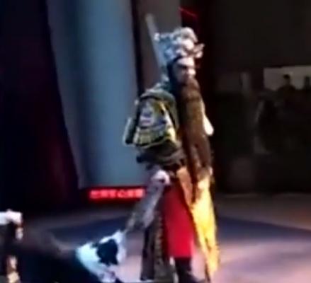 Un cântăreţ de operă a fost "atacat" de un căţel! Animalul, plictisit să îşi aştepte stăpânul în culise, a intrat pe scenă