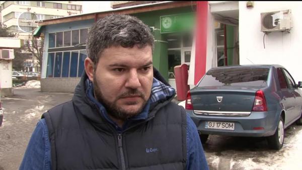 Tată pus să liciteze pentru medicamentul pe care voia să-l cumpere pentru copilul său, la o famacie din Târgu Jiu
