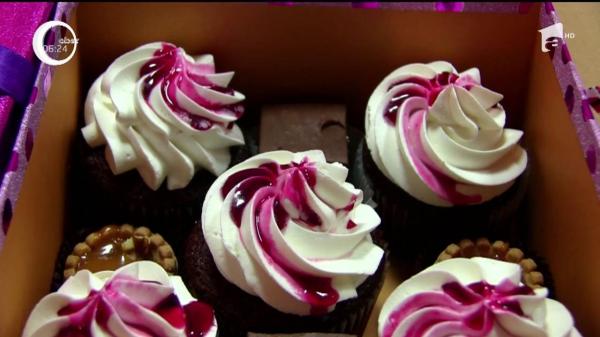 Pregătiri pentru 8 Martie. Cadoul perfect de Ziua Femeii este o combinaţie între prăjituri şi flori!