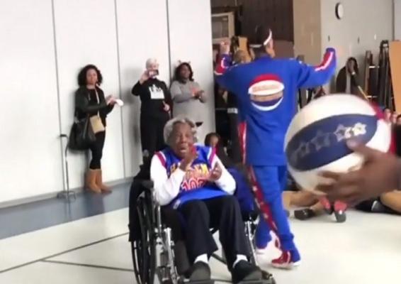 La aniversarea a 109 ani de viaţă a învârtit pe degete mingea legendarei echipe de baschet Harlem Globetrotters